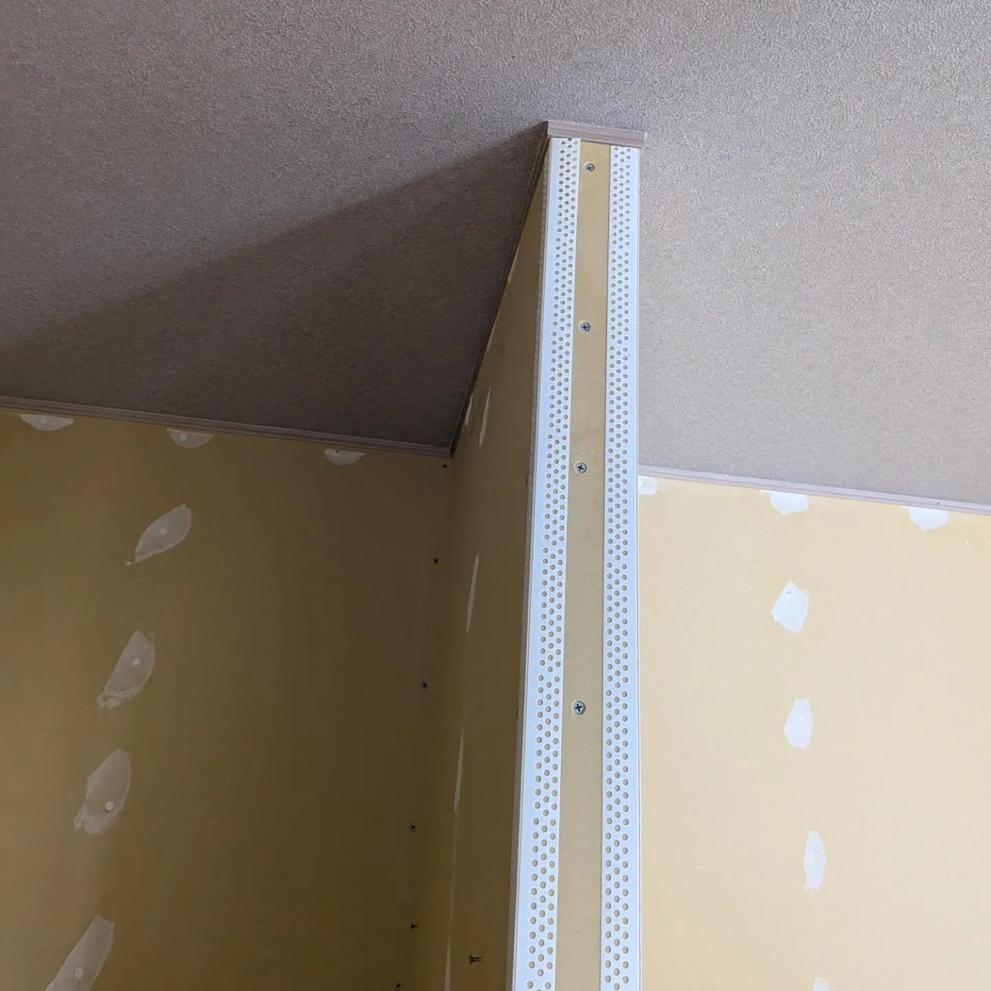 新築住宅のクロス貼り